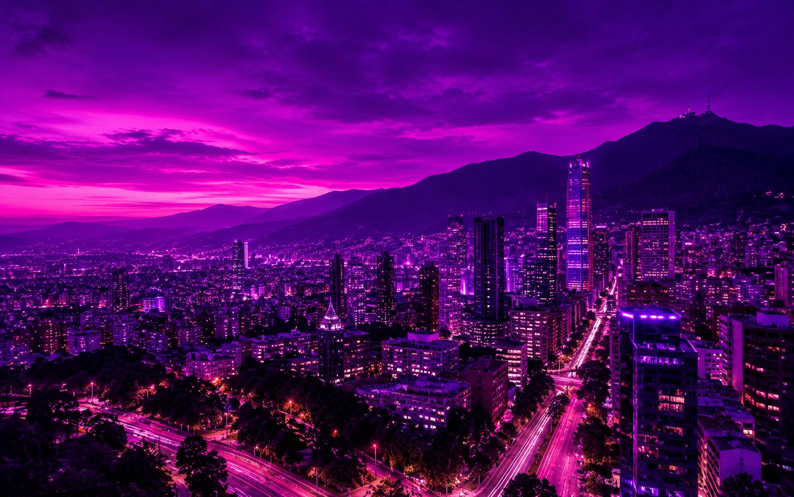 Panorámica de Bogotá de noche con luces moradas