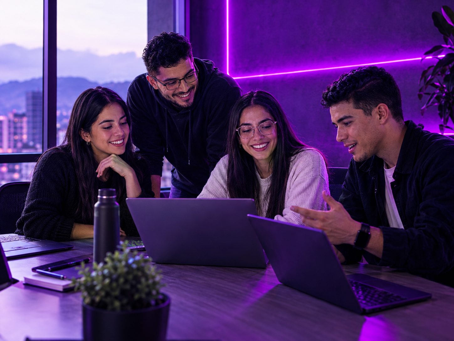 Equipo de Hukpay trabajando en una oficina