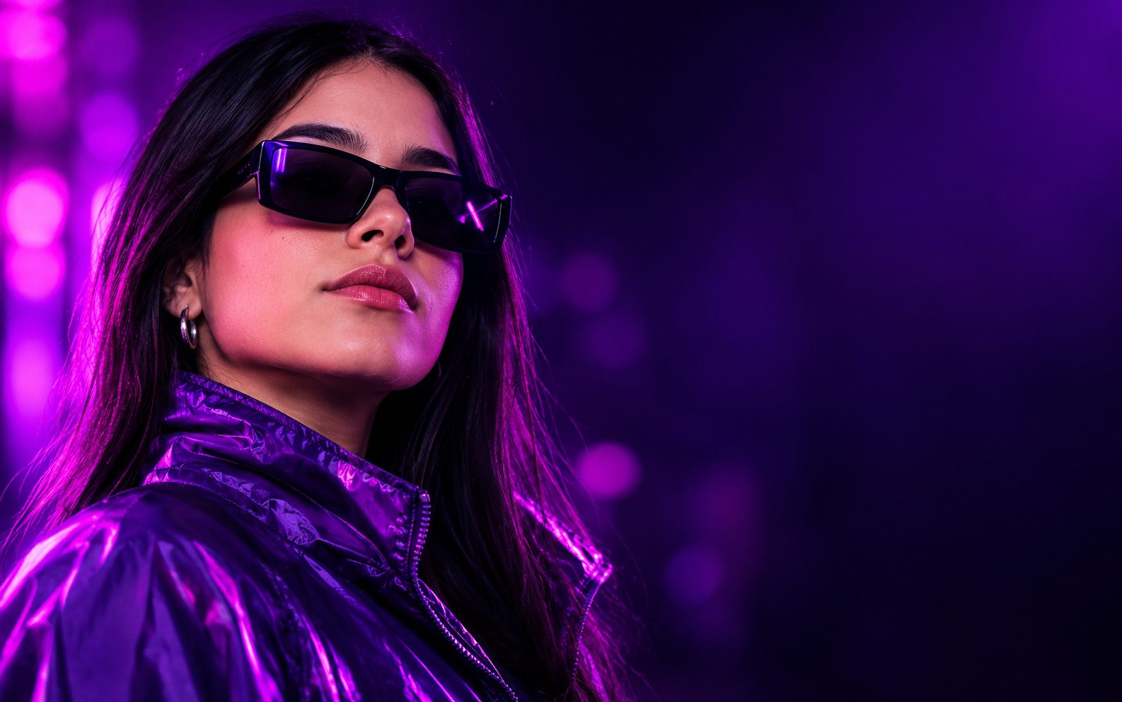 Persona joven con gafas de sol bajo luz morada