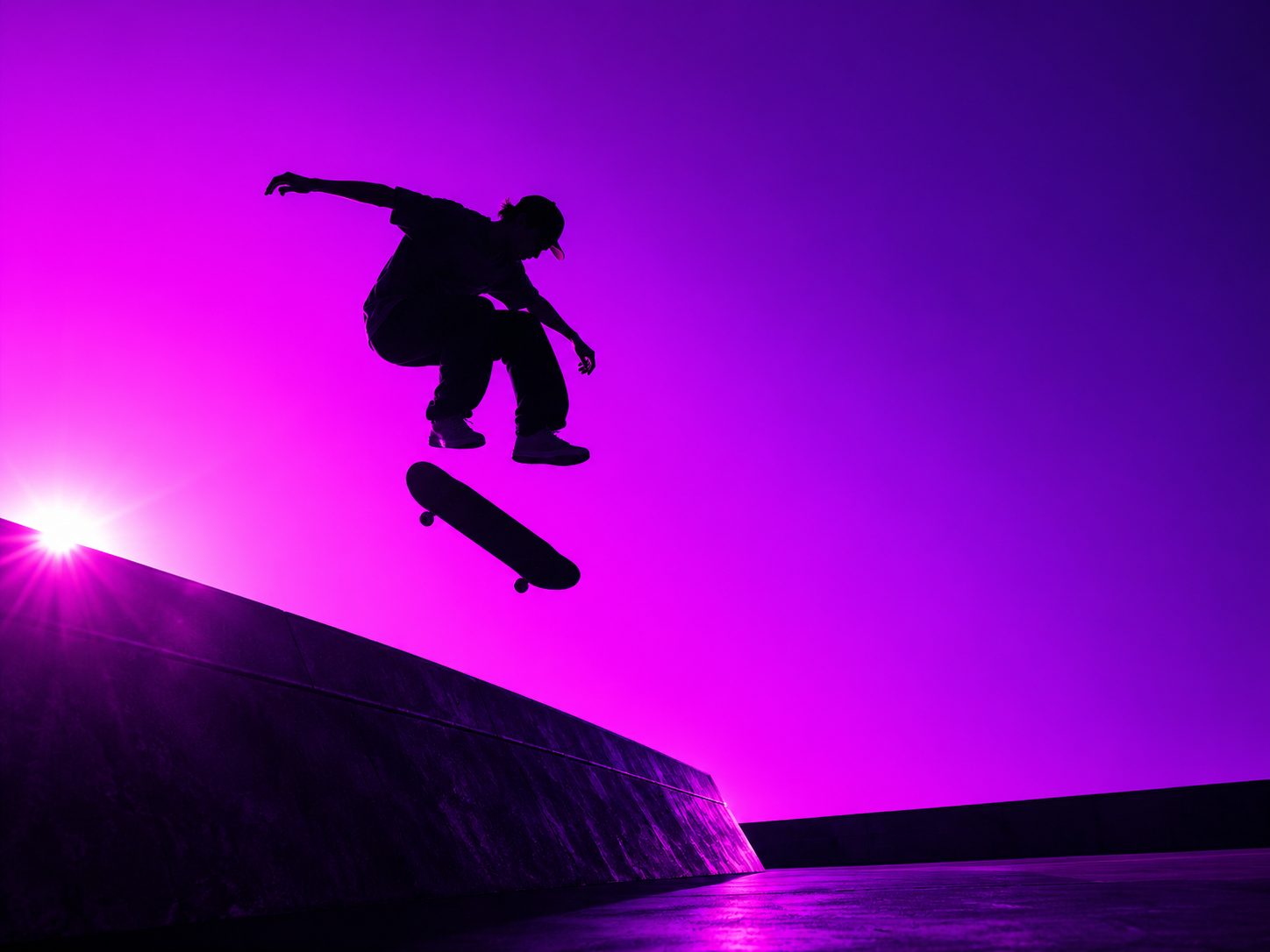 Persona en patineta bajo luz morada